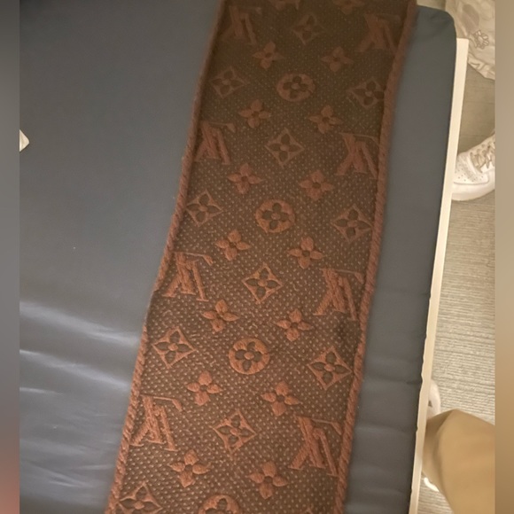 Louis Vuitton brown scarf , barely worn and  original - Picture 2 of 3